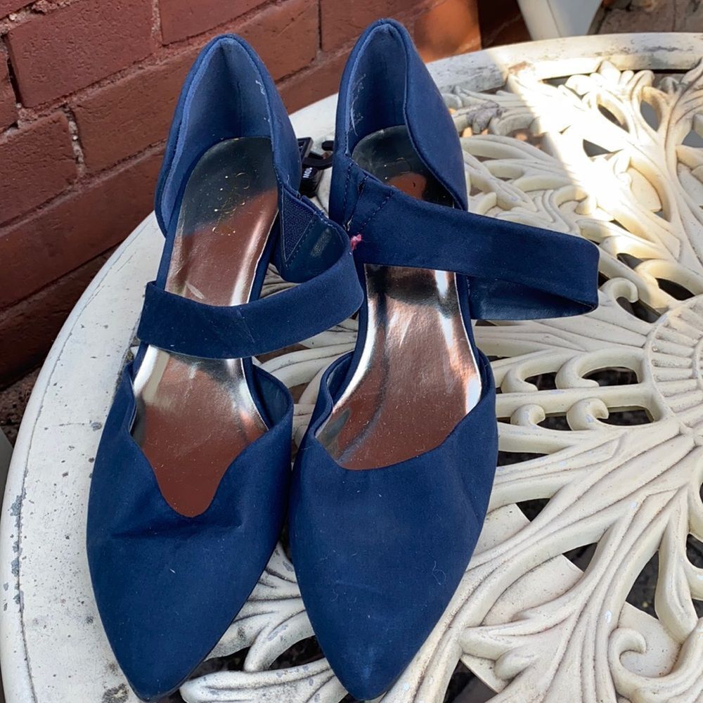 Jaclyn Smith navy blue heels sz. 8